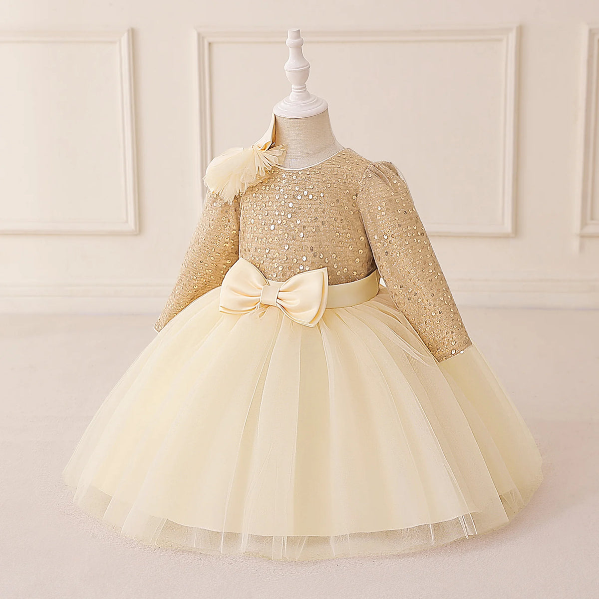 Vestido Beatrice - Corpete de Lantejoulas com Laço e Manga Longa