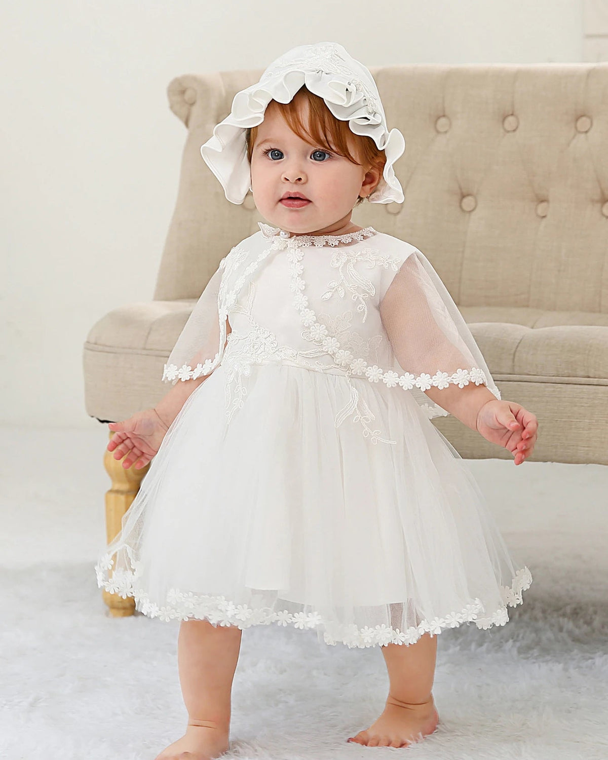 Vestido Eleanor - Cetim Macio com Renda Floral e Capuz