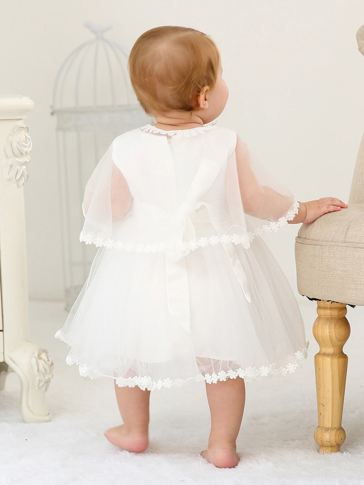 Vestido Eleanor - Cetim Macio com Renda Floral e Capuz