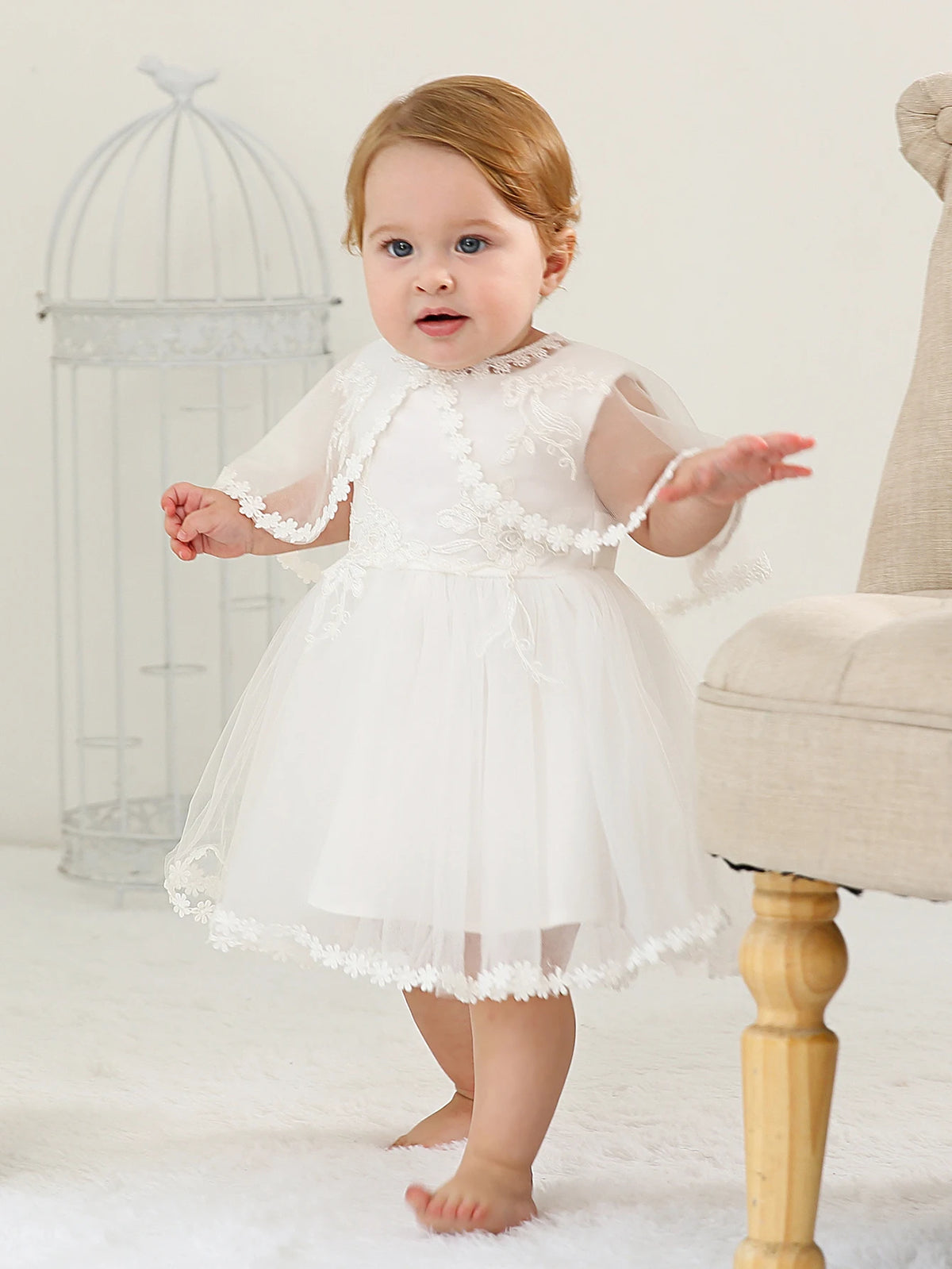 Vestido Eleanor - Cetim Macio com Renda Floral e Capuz