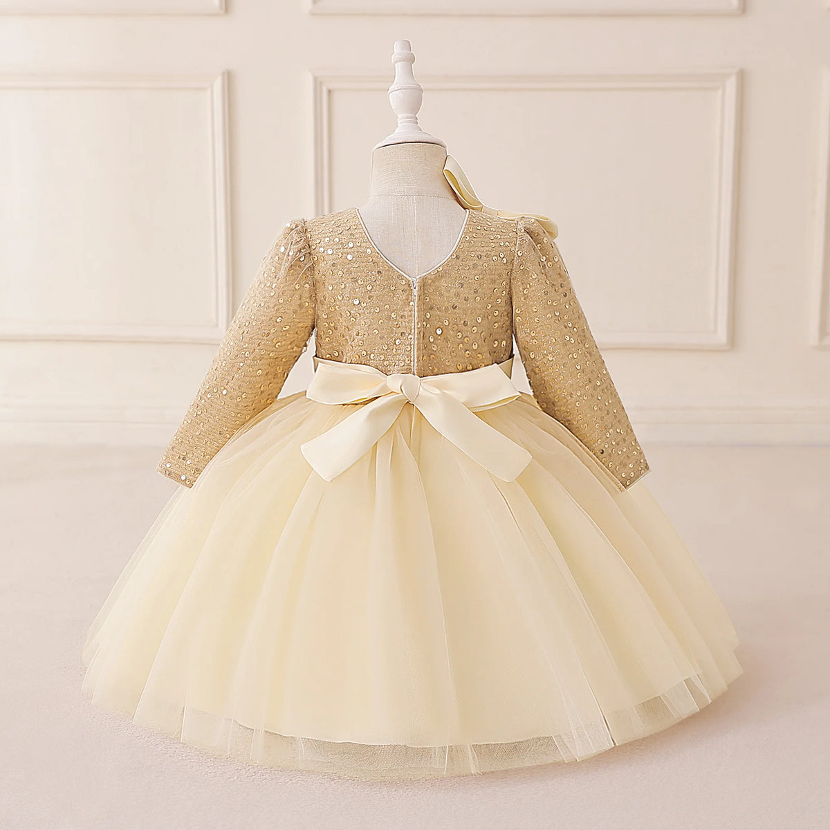 Vestido Beatrice - Corpete de Lantejoulas com Laço e Manga Longa