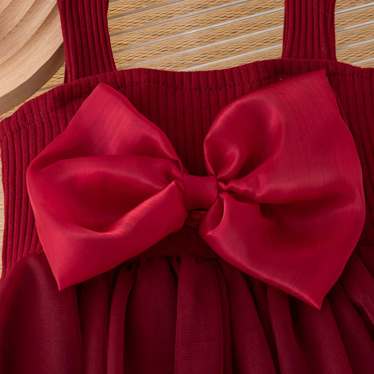 Vestido Sophie – Casual Chic de Alcinha com Laço – Malha Texturizada Leve