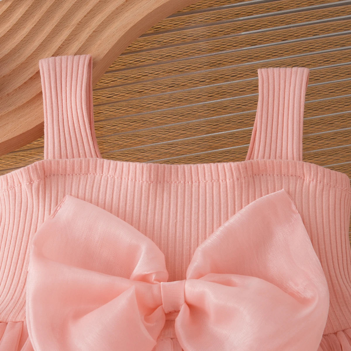 Vestido Sophie – Casual Chic de Alcinha com Laço – Malha Texturizada Leve