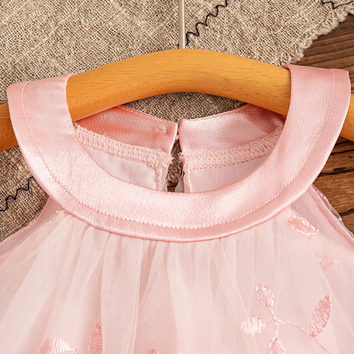 Vestido Anastasia - Gola Redonda e Saia Bufante Floral