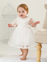 Vestido Eleanor - Cetim Macio com Renda Floral e Capuz